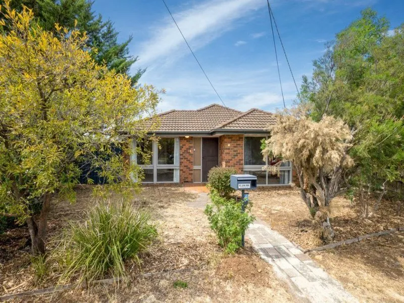 Walk to the Hoppers Crossing Station!