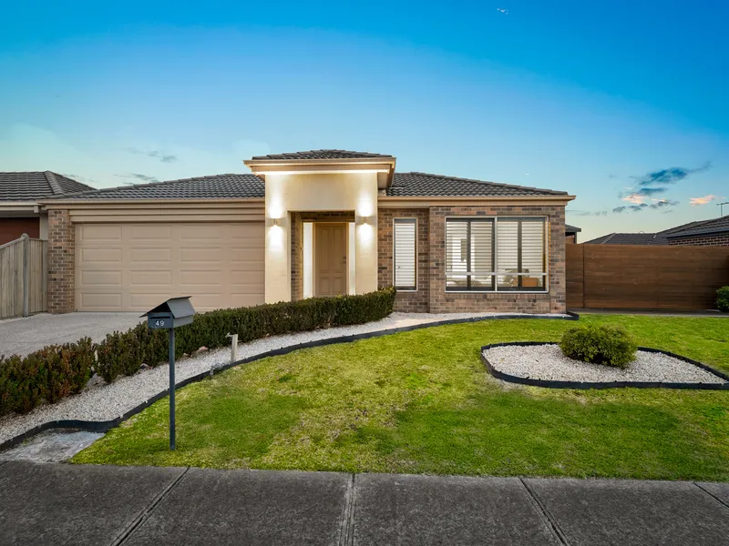 Boutique Family Living On 601m2 Close To Casey Central