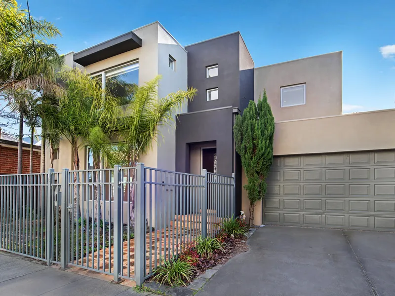 STYLISH  TOWNHOUSE LIVING IN PRIME LOCATION!!