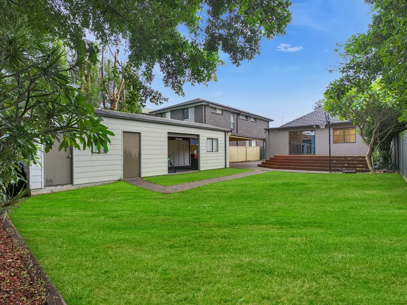 Freestanding Family Home in a Popular Cul-De-Sac Locale.