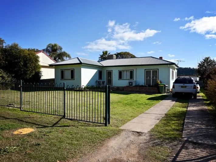 Family Home Overlooking Golf Course 4 bed/2 bath +Rumpus on large family block