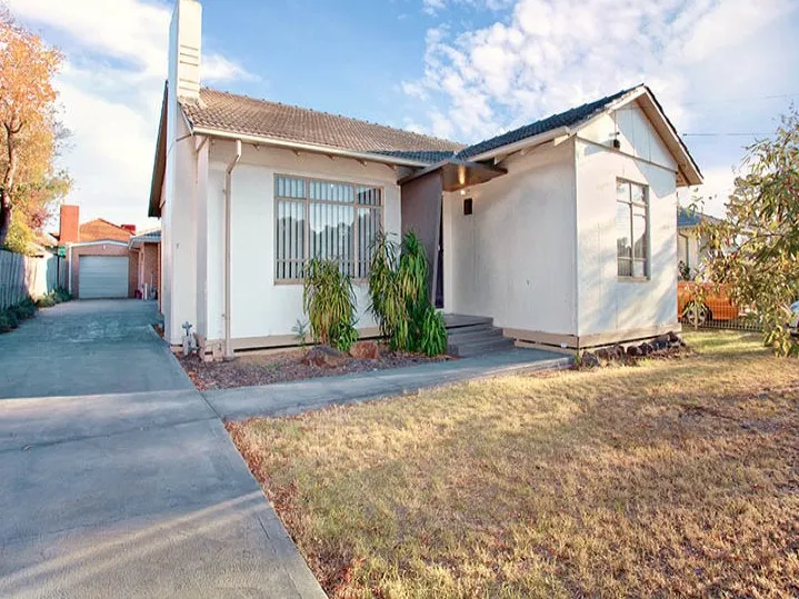 Walking distance to Laverton Station & Laverton P - 12 College
