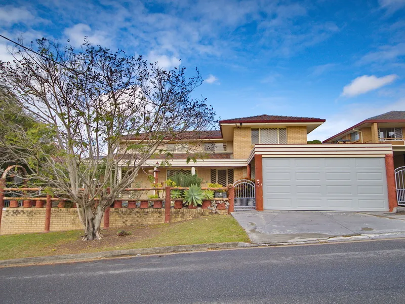 Newly renovated house, Duplex living, including monthly free service for pool and garden