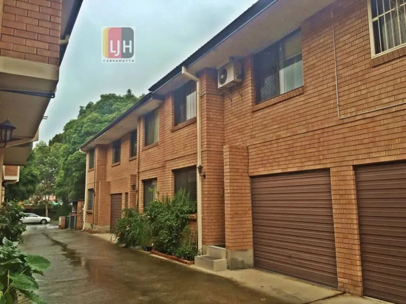 GOOD LOCATION & CONDITION 3 BEDRROM TOWNHOUSE