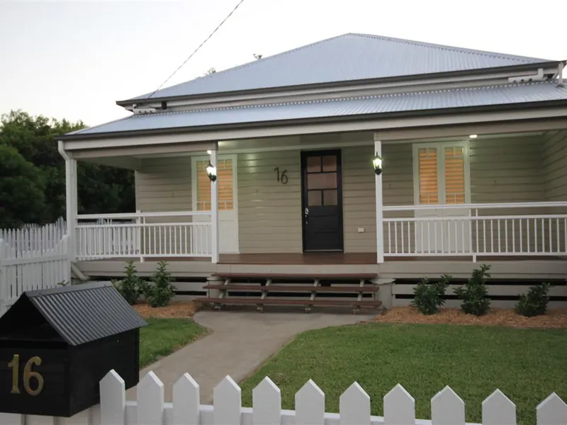 Stunning colonial home - Walk to town!