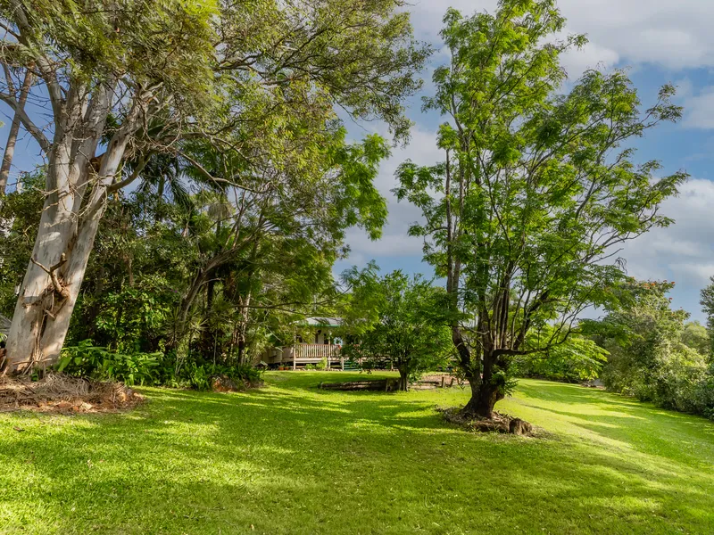 CHARMING COUNTRY HOMESTEAD, HUGE 2557M2 BLOCK, LARGE SHED, BORE WATER AND PRIME LOCATION