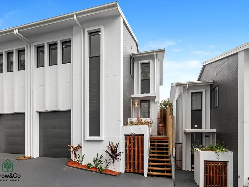 Near New 3 Bedroom Townhouse with 2 Living Areas & Ducted AIR CON