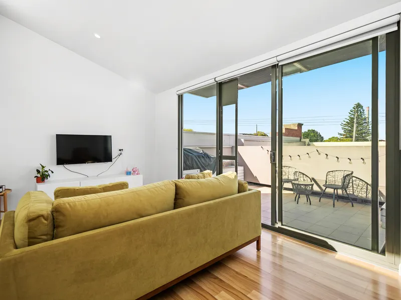 Chic Dual-level Retreat