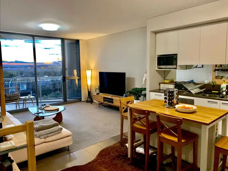 Hidden & secluded in beach locale, 20 mins to City, you will love this gem!
