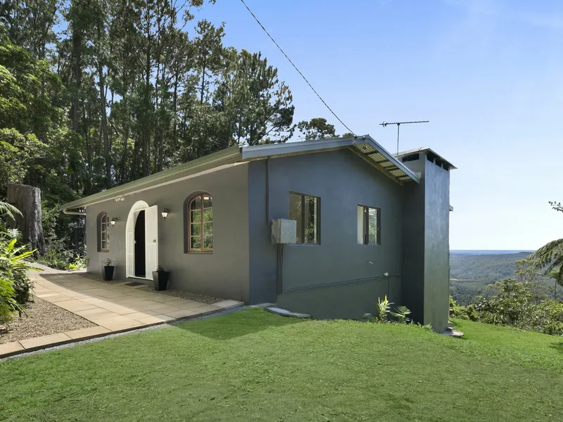 Unique Dual Living On 23 Acres With Hinterland And Ocean Views