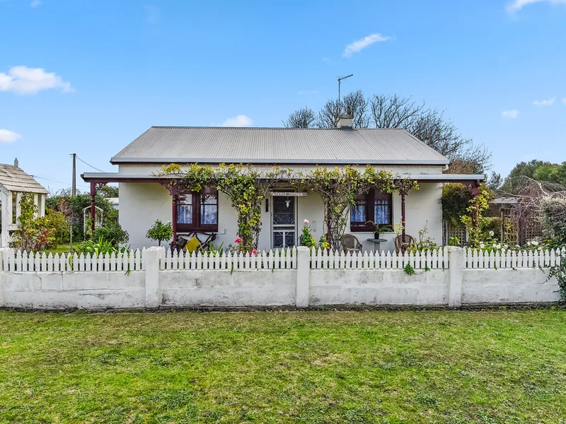 QUAINT COTTAGE WITH GAREN OASIS