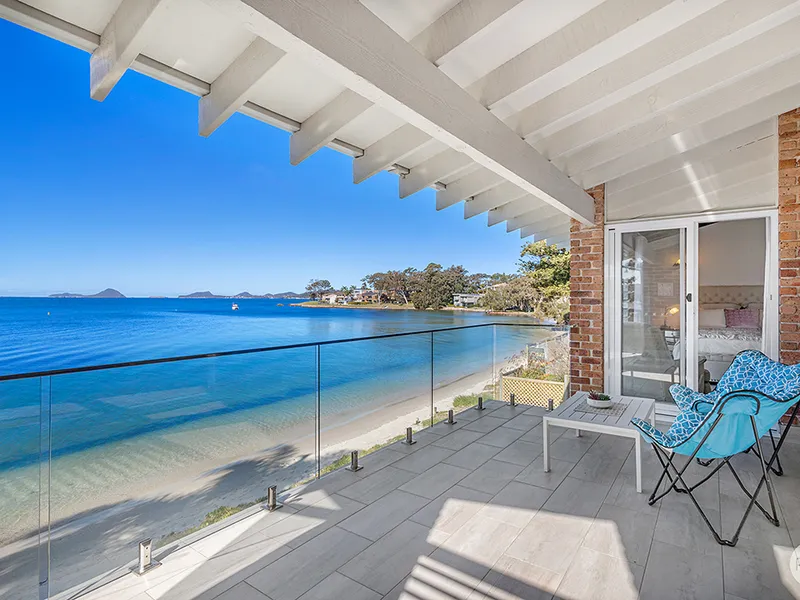 PRIME WATERFRONT POSITION - A DREAM COME TRUE!