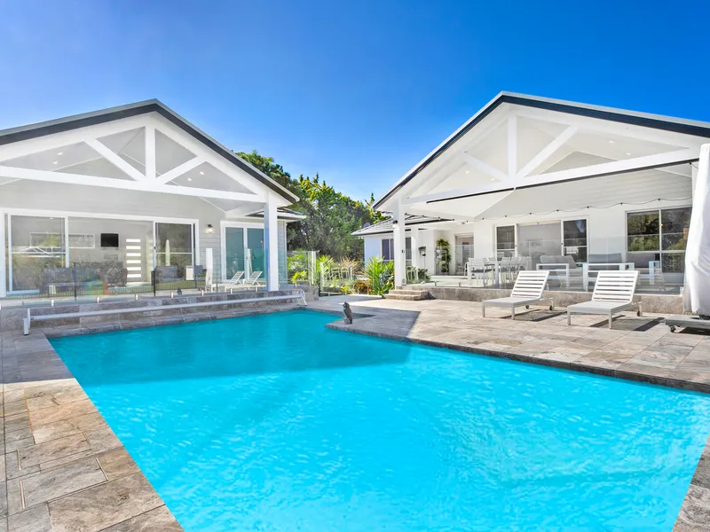 LUXURIOUS RESIDENCE – HAMPTONS MEETS COUNTRY LIVING!