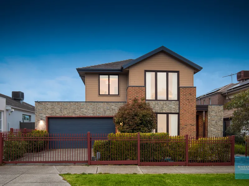 *Location To Live The Luxurious Lifestyle!