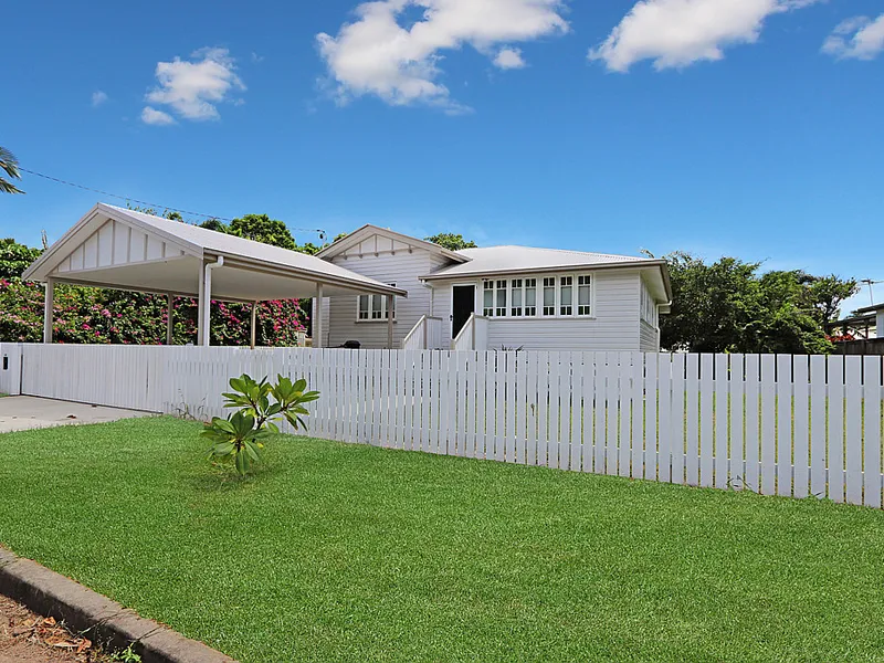 1012m2 blocks with stunning home!