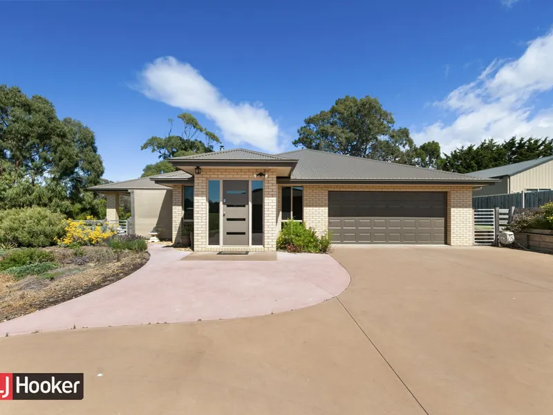 Move straight into this Fully furnished home