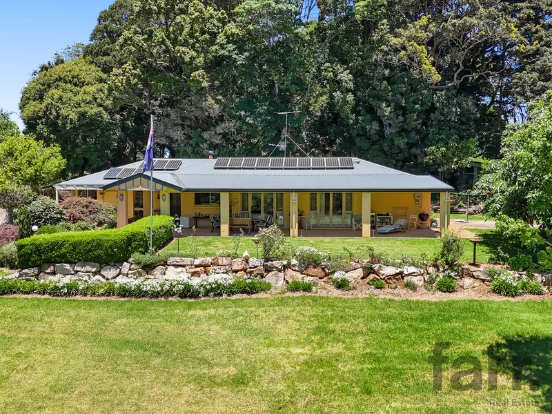 Hidden Gem in Paradise - Harmonious Living, Artistic Spaces, and Business Horizons Await!