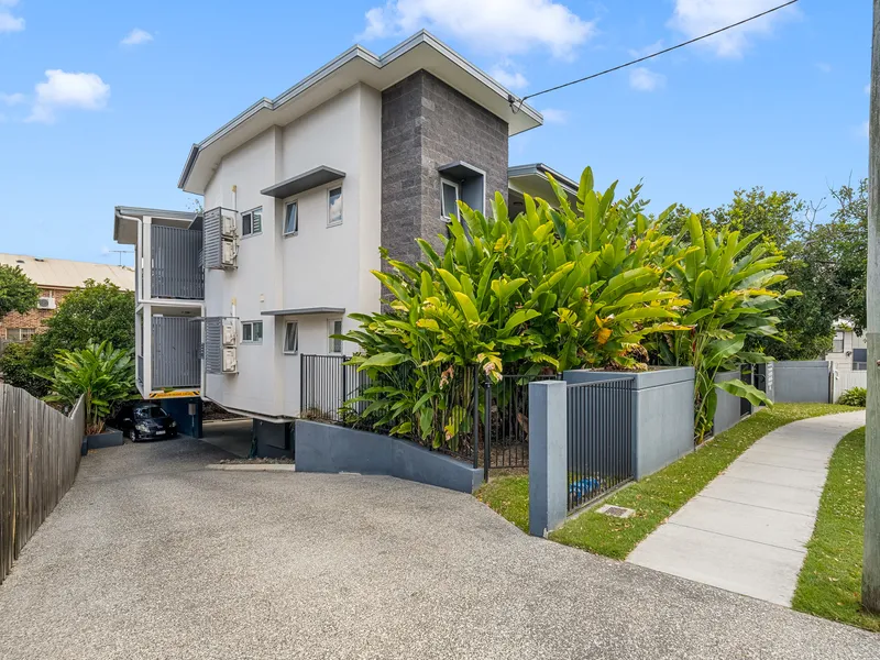 ENTRY LEVEL APARTMENT SECONDS FROM SHOPS