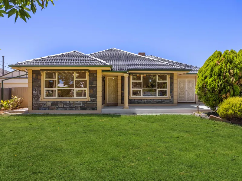 Stunning 3BR Family Home Near Shopping Centres And Major Schools!