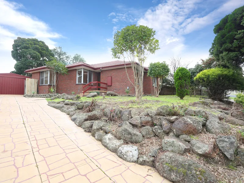 RENOVATED BEAUTIFULLY IN FANTASTIC LOCATION...