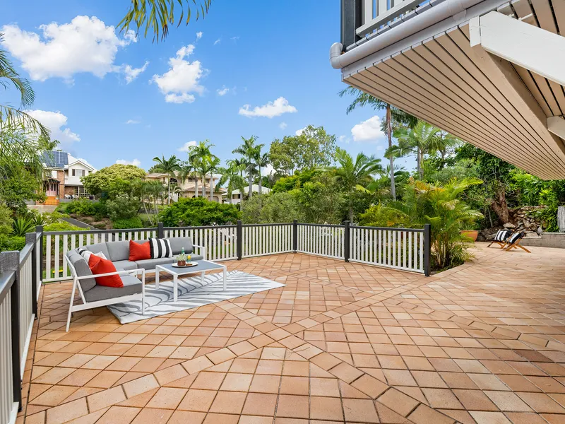 Light-filled interiors and attractive views in private cul-de-sac