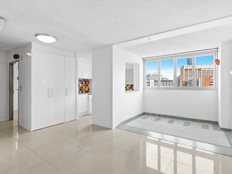 Unfurnished Bright & Cheerful 2 Bedroom with Car Park!
