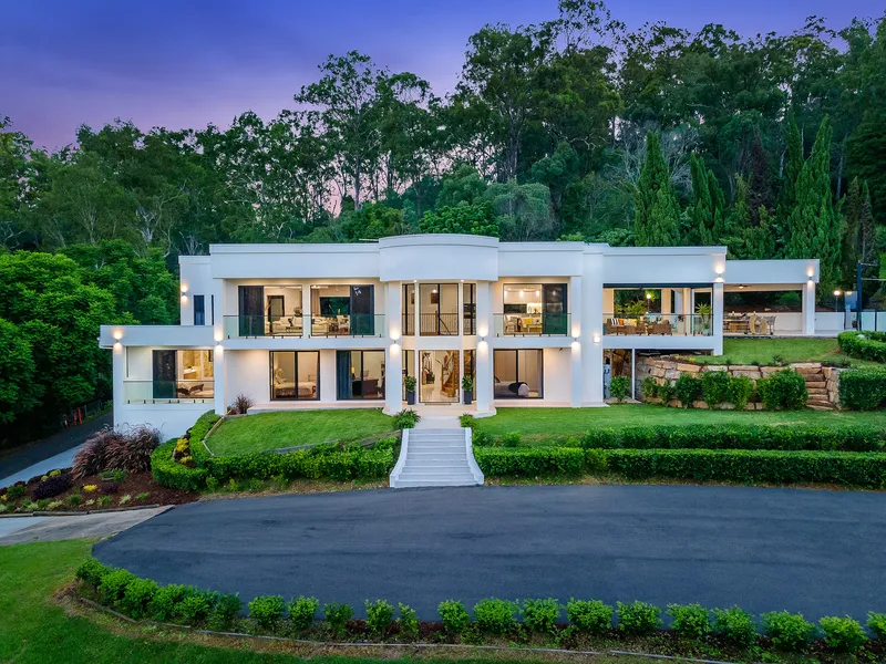 UNIQUE LIFESTYLE PROPERTY AT HEART OF BROOKFIELD. ONLY 18.8 KM FROM BRISBANE CBD