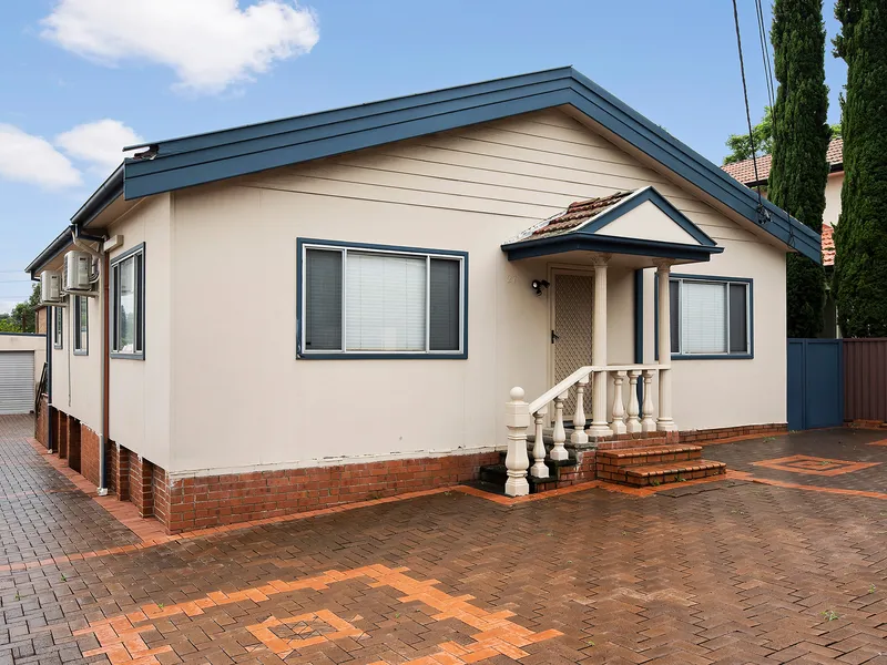 Spacious 3 Bedroom Half House