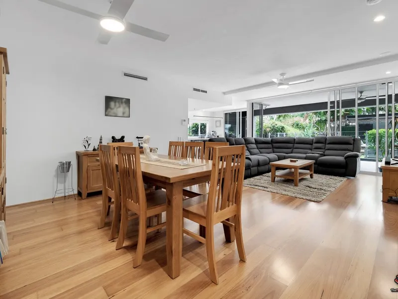 Generous apartment resort style River Front West End