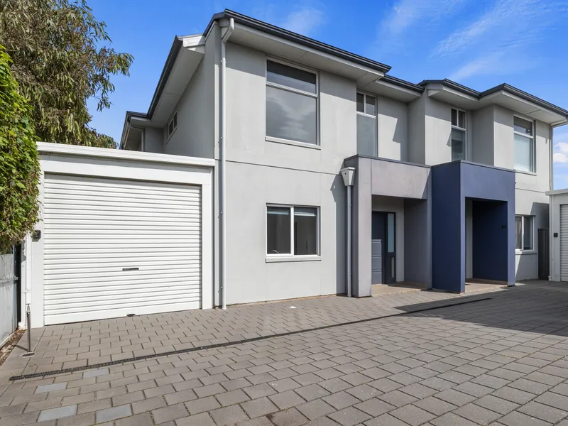 MODERN TOWNHOUSE IN COASTAL LOCATION