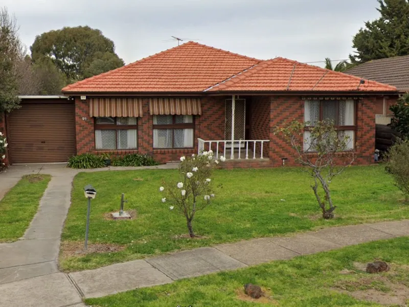 Huge bedrooms and lounges in Great Location. Rent inc. gardening services