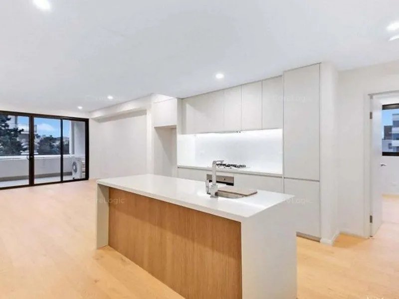 Spacious 3 bedroom Apartment in the heart of Rosebery! Located in a quiet street and only a short stroll from Green Square Station!