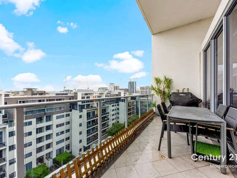 Top Floor Apartment with City & District Views