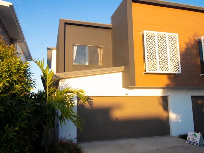 Stunning 4-BR Townhouse Within Sunnybank Hills State School Catchment !