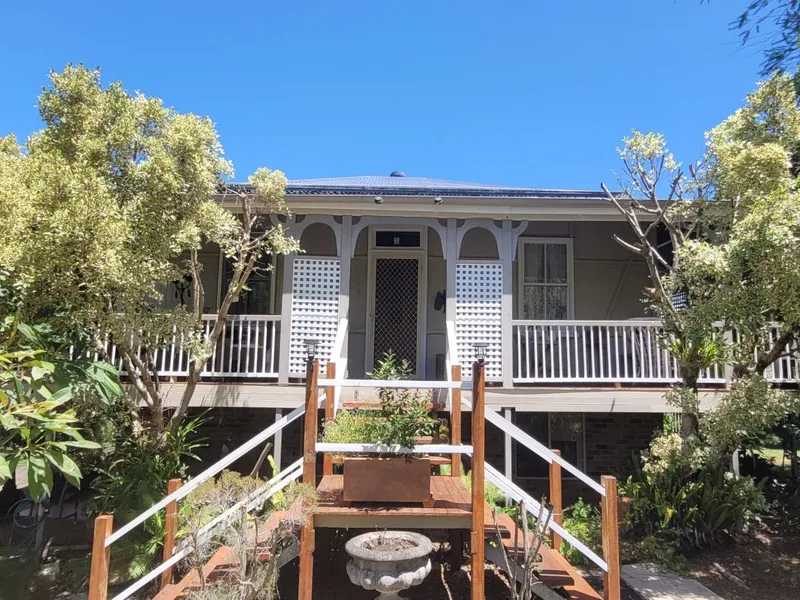 Original Queenslander on picturesque 996m2 block