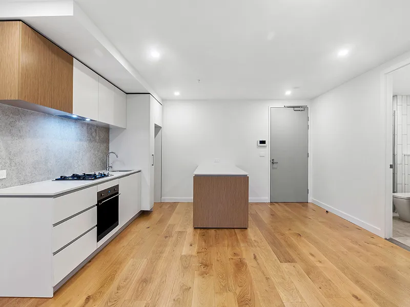 Large Morden apartment located opposite historic Flagstaff Gardens on the fringe of the CBD