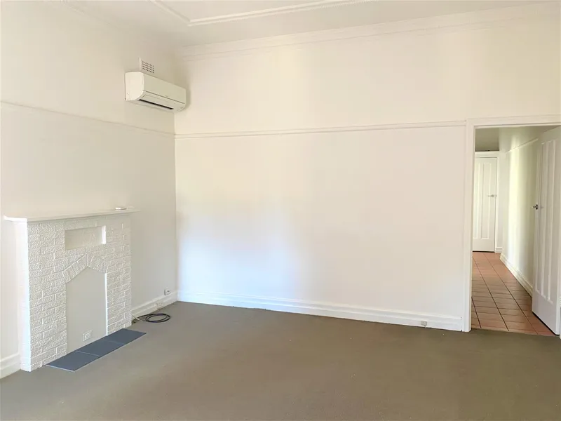 TOP FLOOR DELIGHT OPPOSITE CAULFIELD PARK!