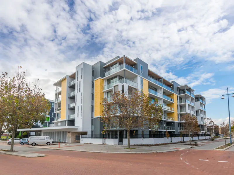 LARGE COURTYARD, STREET ACCESS & SECURE PARKING