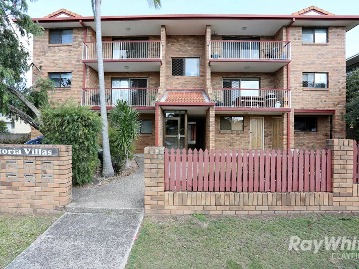 Roomy Top Floor Unit!