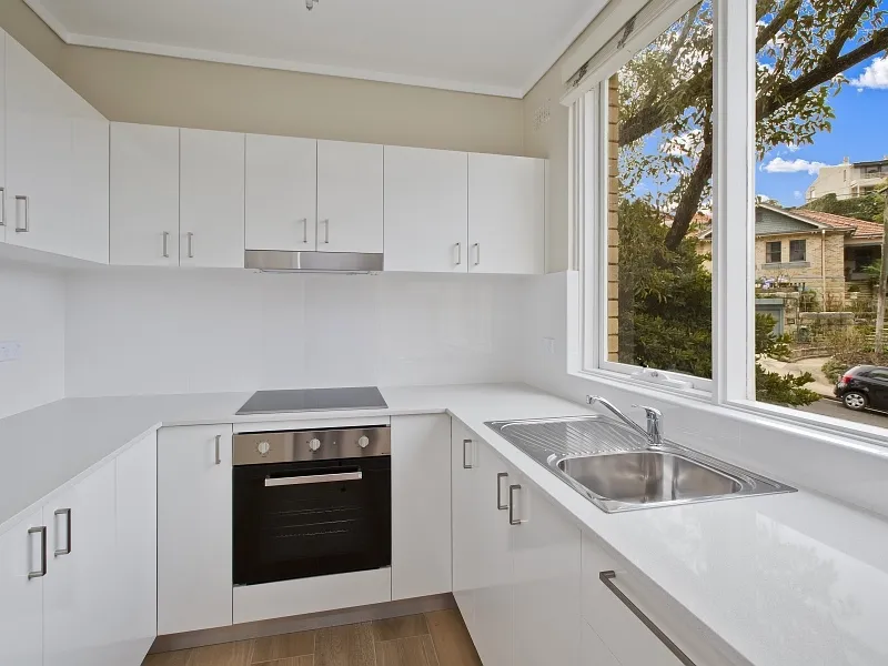 Sunlit Renovated Harbourside Apartment