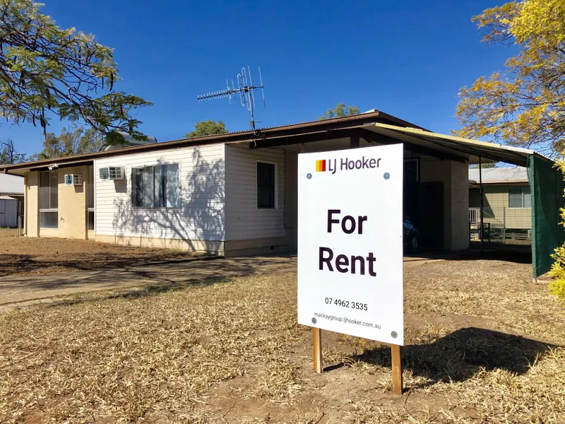 NEAT & TIDY HOME, CLOSE TO SHOPS AND POOL!
