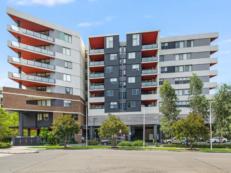 Near New Open Plan Apartment With Views