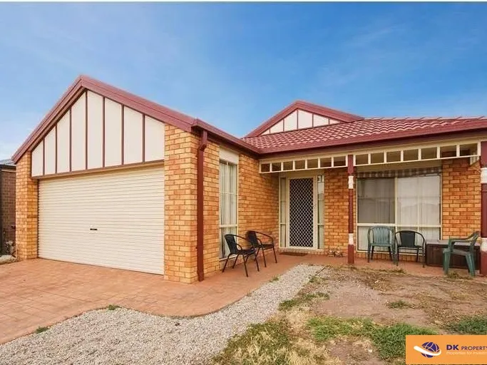 SPACIOUS 3 BEDROOM HOME AND SEPARATE STUDY 