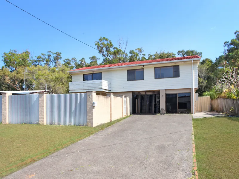 Large Mooloolaba Home with Huge Back Yard!