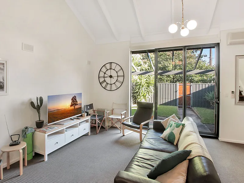 Fully-Furnished Two-storey Townhouse (NO PETS)
