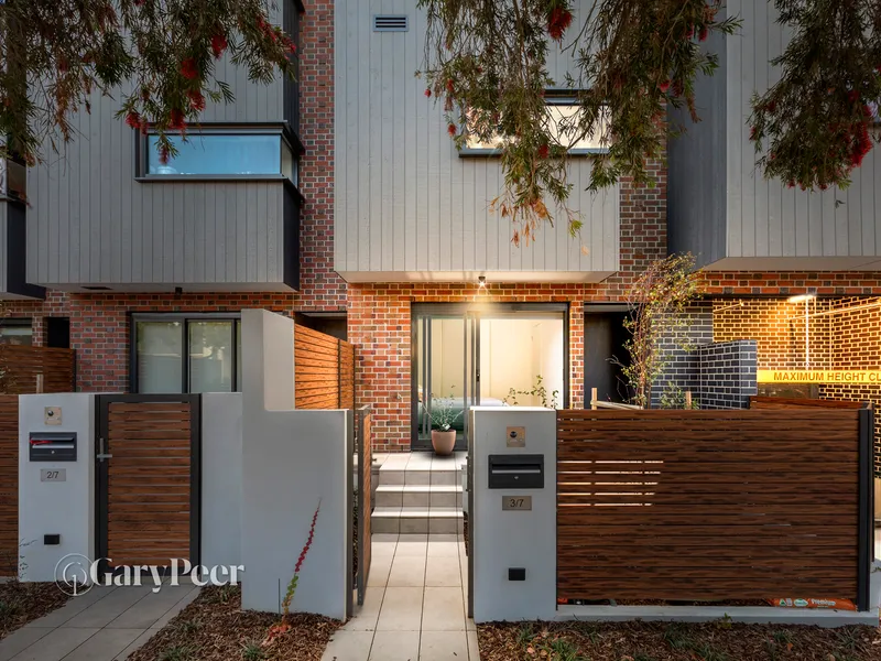 Impeccable zoned living in McKinnon zone