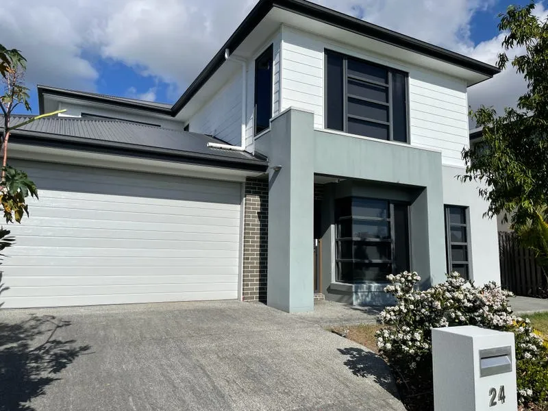 Luxurious Living Awaits at The Surrounds Estate: Stunning Home in Prime Helensvale Location