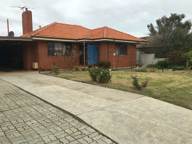 COSY 3 X 1 FAMILY HOME WITH BELOW GROUND POOL!