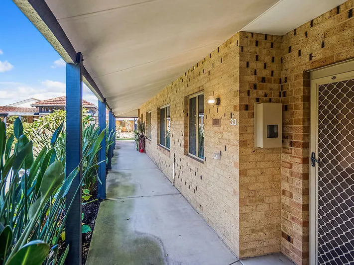 33 Lakeside Gardens - Cosy unit close to all the wonderful village amenities and ready to move into now!