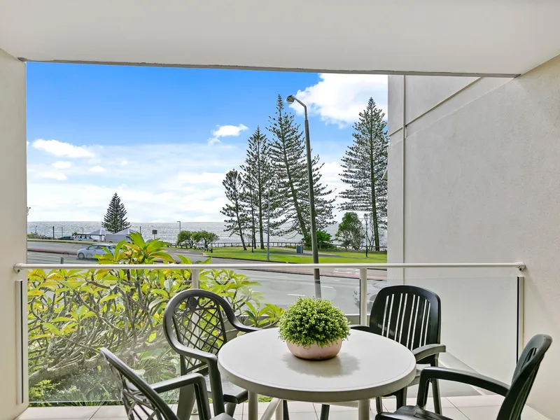 Mooloolaba´s best priced ocean view unit!